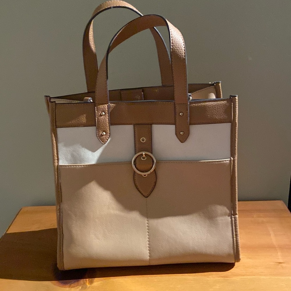 Tan purse/bag with lots of organizing pockets